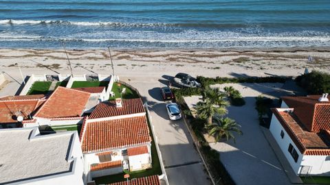 Objektbeschreibung: Eine großartige Gelegenheit, dieses Reihenhaus in herrlicher Lage zu erwerben. In der Nähe aller Annehmlichkeiten und Geschäfte und direkt am Meer. Es wurde erst im Frühjahr renoviert. Das einstöckige Haus verfügt über ca. 90m² Wo...