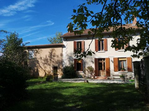 Exclusivité Cette propriété située sur la commune de Chamadelle à moins de 15Km de Coutras et de 33Km de Libourne Elle est composée : D'une maison d'habitation de 180 m² composée : - Au rez-de-chaussée d'une cuisine, d'un séjour et d'un salon indépen...