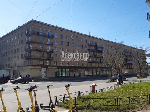 1690481 Продается уютная и теплая квартира в Кировском районе. Квартира идеально подойдет тем, кто ценит тишину и спокойствие. Микрорайон отличается хорошо развитой инфраструктурой. В непосредственной близости от дома расположены сетевые продуктовые ...