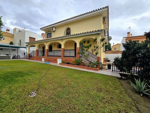 LARGE DETACHED HOUSE WITH 880 M2 PLOT AND 346 M2 BUILT IN THE COTO AREA, MIJAS. It is distributed on two floors: -Ground floor with large living room with direct access to a large terrace overlooking the gardens, second living room that can be used f...