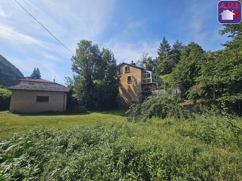 INDIVIDUEEL HUIS IN LUZENAC Kom en ontdek dit huis gelegen in Luzenac, op slechts 9 km van het skigebied Ax-Les-Thermes en op 7 km van het dorp Les Cabannes. Bestaande uit op de begane grond een woonkamer/keuken en twee slaapkamers, op de eerste verd...