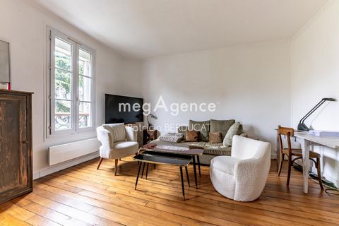 Ce joli appartement entièrement rénové d'une surface de 46,11m² carrez, se situe au 2ème étage d'un immeuble de 3 étages. Exposé plein sud, il se compose d'une entrée, un spacieux séjour/salle à manger, une chambre, salle de bain et wc séparé. Très b...