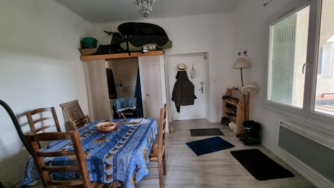 dans une petite co propriété, appartement 3 pièces de 53.19 m2 composé d'un séjour, d'une cuisine simple, un salon, une grande chambre, une salle d'eau, un wc. fenêtres pvc double vitrage. volets bois.