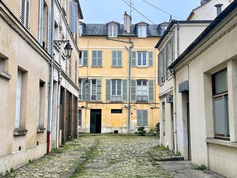 Découvrez ce magnifique appartement de 2 pièces à vendre à Versailles idéalement situé dans le quartier historique Saint-Louis. Au deuxième étage dun immeuble ancien bien entretenu, ce bien de caractère offre dès son entrée une grande cuisine équipée...