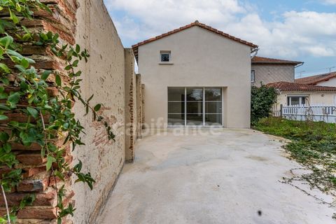 Magnifique opportunité à saisir que cette maison de ville esprit loft. Vous entrez dans une belle pièce de vie de 46 m2 avec son plafond cathédrale et sa grande baie vitrée sur le jardin. À létage, 24 m2 à aménager à votre goût avec possibilité d en ...