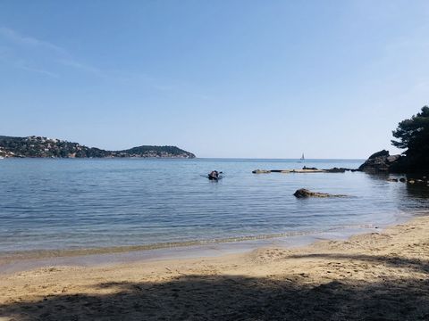 Sehr selten, kommen Sie und entdecken Sie diese hübsche Fischerhütte in einer paradiesischen Ecke von Le Pradet, sie ist von einem Waldgebiet umgeben, das Ruhe und Frieden bietet. Es befindet sich in einer kleinen Reihe von Schuppen am Strand und ver...