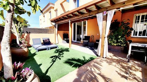 Beautiful semi-detached house for sale in Palm Mar. The property is located in a small and very well-kept complex, near the Punta Rasca nature reserve. The house is distributed over 2 floors on a 221m2 plot. Its interior offers 106m2 and is distribut...