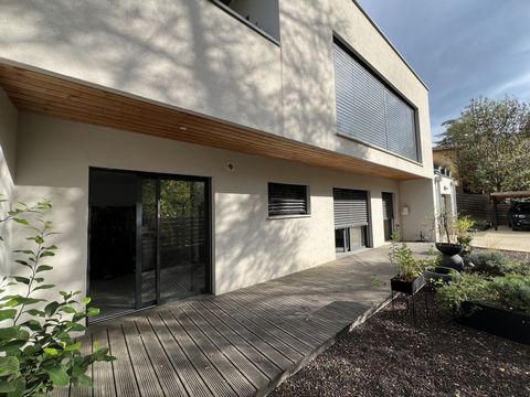 L'agence JURISTIMMO a le plaisir vous proposer cette superbe construction ossature bois au design contemporain offrant un bien être et une atmosphère intérieure unique. Elle propose une spacieuse pièce de vie de 70 m2 où vous pourrez vous lover avec ...