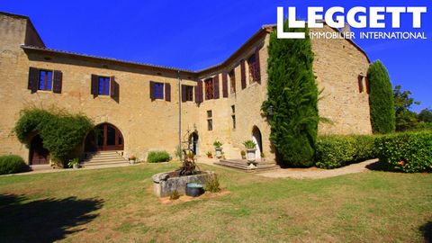 A16196 - Ce bien de prestige se trouve dans cette belle région d'Occitanie,en plein coeur du Pays de Cocagne, célèbre pour sa douceur de vivre et ses terres d'abondance. Ce château féodal datant du XIII ème siècle, modifié au XVIII ème a été entièrem...