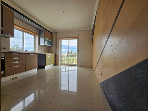 Apartamento T3 junto à Escola EBI, Caldas da Rainha. Apartamento de 4 assoalhadas, ideal para quem procura conforto, qualidade e proximidade a serviços essenciais. Situado numa zona tranquila e de fácil acesso, o imóvel destaca-se por várias caracter...