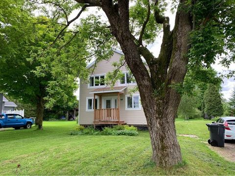 Découvrez cette charmante propriété située dans un beau secteur tranquille, avec des arbres matures, sise sur un terrain de 5989 pieds carrés. Idéale pour ceux qui recherchent la paix et la sérénité, cette maison offre un cadre de vie exceptionnel à ...