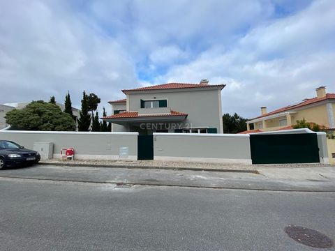 Apresentamos uma moradia extraordinária situada na prestigiada zona da Verdizela, um verdadeiro paraíso que combina luxo, sofisticação e funcionalidade. Com 6 amplas assoalhadas, a casa foi projetada para oferecer uma experiência única de conforto e ...