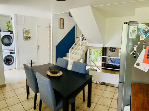 BIEN IDEAL POUR UNE FAMILLE Vous serez séduits par cette maison de 105m² de 6 pièces, proposant un très bel espace de vie. En entrant vous accéderez à un espace salle à manger donnant sur une cuisine récente ouverte et aménagée, et wc séparé. En cont...