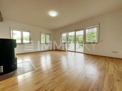 Diese exklusive 4-Zimmer-Wohnung bietet ein luxuriöses Wohnerlebnis auf 130 m². Der großzügige Wohnbereich ist lichtdurchflutet und bietet direkten Zugang zur Terrasse und zum privaten Garten, ideal für Familien und Naturliebhaber. Die Wohnung verfüg...