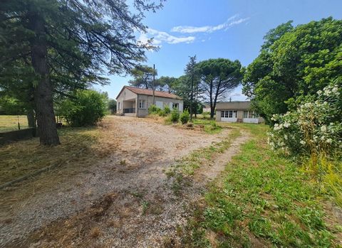 A 2 pas du supermarché de Mazac et du CHG, Je vous propose cette villa de 1965 sise sur un terrain de + de 2800 M² entièrement de plain pied. Cette maison à rafraichir est composée d'un hall d'entrée desservant une cuisine aménagée et sa salle à mang...