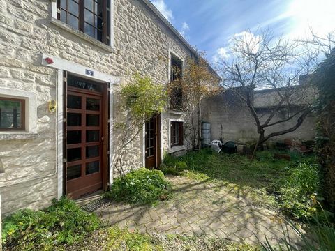 Charmante maison de village au calme de Brueil-en-Vexin et située à proximité immédiate de l'école et de la maison des assistantes maternelles. Sur deux niveaux, elle comprend entrée, cuisine dinatoire, salon avec mezzanine, deux chambres, salle de b...