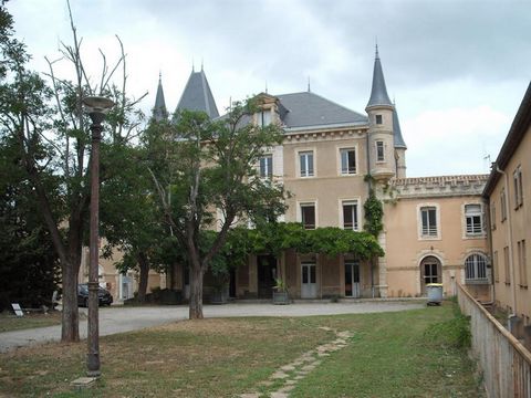 Ensemble immobilier comprenant 7 bâtiments de 3706 m² dans un parc arboré de 16000 m². 1/ Château 19 éme de 2500 m² avec cave de 180 m². Hall, bureaux, cuisine professionnelle, lingerie, réfectoire , terrasse. Chambres avec salle d'eau sur deux étage...