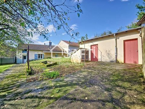 Cette maison de 90m² enviroin est située dans un quartier calme, à proximité des commodités locales telles que commerces et écoles, offrant un cadre de vie pratique pour les familles. La ville permet également un accès rapide aux espaces verts et aux...