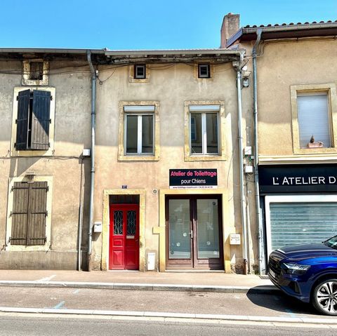 Immeuble mixte de rapport à Moulins-lès-Metz Venez découvrir ce magnifique immeuble mixte situé en plein centre-ville de Moulins-lès-Metz, dans un secteur commerçant dynamique et recherché. Un investissement locatif sans contraintes Que vous soyez in...