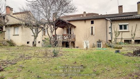 Beau potentiel pour cette maison de village très centrale avec jardin privé comprenant de plain pied, une cuisine et salle de séjour avec cheminée, à l'étage 3 chambres, s d'eau avec wc, une cuisine/séjour ouverte sur le salon avec cheminée, accès ve...