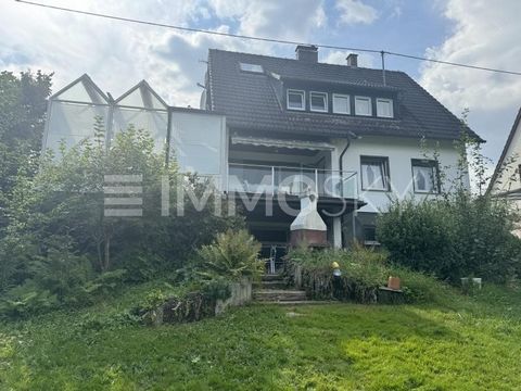 The detached house offered here was built in 1959 and is located on a spacious plot of 1,000 square meters. With a living area of 137 square meters, the house offers enough space for a family. It has four rooms that can be used flexibly as living, sl...