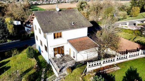 Située dans la charmante commune de Fesches-le-Châtel (25490), cette maison bénéficie d'un environnement paisible et familial, à proximité d'une école et bien desservie par les transports en commun tels que le bus. Idéale pour une vie de quartier agr...