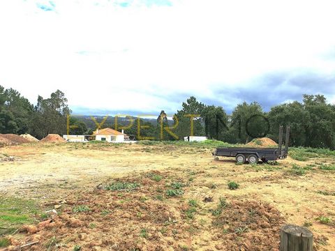 COD. EXT. 7093 Land with 2500 m2, flat, beautiful view, possible to build one or more villas. PDM: - Urban Space Level 3 - Maximum ICB (Gross Construction Index, maximum): 29% - Maximum Gross Construction - 725 m2 Quiet area, with excellent sun expos...