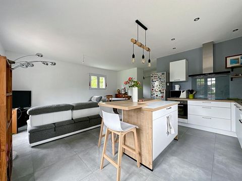 RARE AVALLON PLAIN PIED MAISON AVEC 4 CHAMBRES, GARAGE, TERRAIN CLOS. PRIX DE VENTE 175.000 euros (HONORAIRES CHARGE VENDEUR ) Ce Pavillon de plain pied se compose d'une entrée avec placard, Pièce à Vivre avec Insert et plancher Chauffant, Cuisine éq...