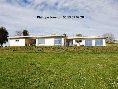 Philippe Louvion vous propose sur les coteaux de Duras 47120, à 5 minutes à pied des commerces, dans un secteur très calme. Une propriété exceptionnelle de constructeur sortie de terre en 2022 aux normes RT2012 . 127 m² habitable et 78 m² de dépendan...