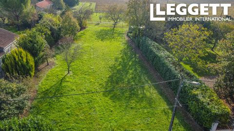 A33454DGE16 - Large building plot with planning permission, water and electricity meters on the plot. Quiet location on the edge of a hamlet, 25 minutes from Angoulême town centre. Information about risks to which this property is exposed is availabl...