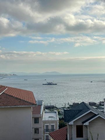 Diese erstaunliche Wohnung mit Blick auf den Bosporus befindet sich im Viertel Cihangir - Taksim von Istanbul Alle Zimmer blicken auf das Meer und die Grünfläche Der Blick auf den Bosporus kann nicht geschlossen werden Aufzug Parkplatz Die Wohnung ve...