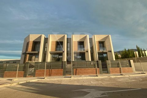 Centraal gelegen nieuwbouwpand met in totaal 8 bijzondere rijwoningen. Vanaf januari 2025 staat een geschakelde hoekwoning op het zuiden (eerste bewoning) te koop. De woning wordt gestoffeerd opgeleverd maar beschikt over een complete keuken met nieu...