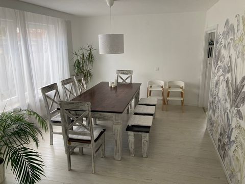 Wir stellen unser geliebtes Familienzuhause zur Verfügung während wir auf Reise sind. Das Haus ist freistehend mit Terrasse, kleinem Garten, Stellplatz / Garage. Die Wohnung ist sehr geräumig, schön eingerichtet und hell. Waschmaschine / Trockner und...