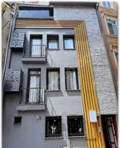 Odnowiony budynek 4 apartamenty typu studio Już w Airbnb Strefa turystyczna w odległości spaceru od ulicy Istiklal obok słynnych kawiarni i restauracji 8 min do Wieży Galata Obok historycznych budynków Taksim 12 min. do Bosforu 20 minut do Sultanahme...