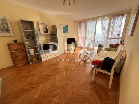 RIJEKA, RASTOČINE - 3 sypialnie + łazienka z balkonem i panoramicznym widokiem na morze Mieszkanie znajduje się na dwudziestym pierwszym piętrze budynku i oferuje niezwykły widok na morze, który można podziwiać z przestronnego balkonu. Mieszkanie jes...