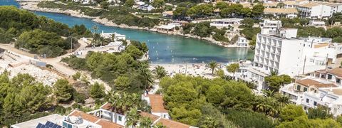 MINORCA È UN PARADISO VICINO. La posizione non è l'unico vantaggio. È stato effettuato uno studio approfondito per garantire che qualsiasi futura costruzione nella zona non influenzi la vista delle case circostanti.~~MINORCA È UN PARADISO VICINO. Imm...