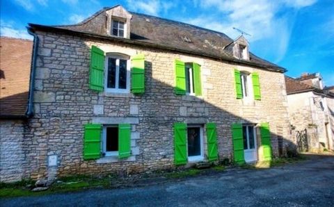 Située dans un hameau d'Ajat, cette maison de 122 m² offre un cadre de vie tranquille. Proche de toutes les commodités, elle bénéficie d'une rénovation récente comprenant double vitrage PVC, isolation par l'intérieur, pompe à chaleur air-eau et poêle...