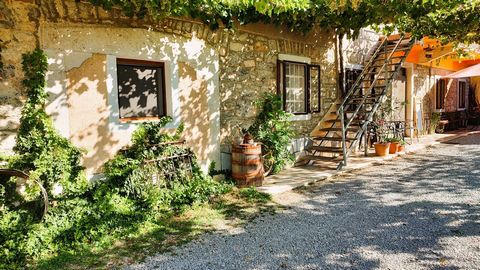 Wir laden Sie ein, das Karstgehöft zu besuchen, in einem angenehmen Dorf Škrbina auf der Karsthochebene, das mit Steinmauern verwoben ist, endlose Wege und Wege, gesegnet mit fruchtbaren Weinbergen, wo der Wind den Geruch des 20 km entfernten Meeres ...