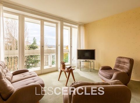 Bird song and open skies at 300 metres by foot from the RER Le Vesinet Centre. Top floor apartment ideally located in a small residence with lift in the town centre boasting a living room with balcony overlooking the shared gardens, an eat-in kitchen...