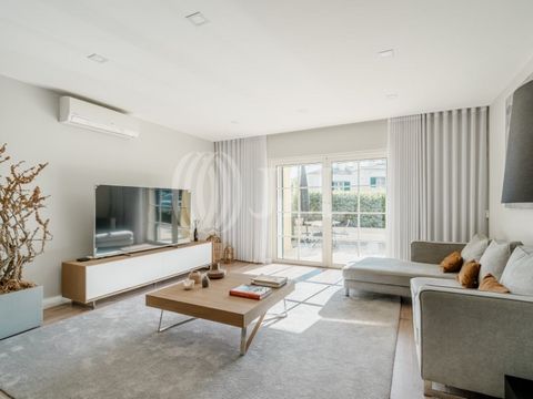 Villa 4 pièces de 140 m² de surface brute de construction, entièrement rénovée en 2022, située dans la copropriété Vila Bicuda Resort, à Cascais. Le rez-de-chaussée se compose d'un hall, d'un salon et d'une salle à manger avec accès direct à une terr...