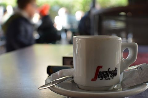 À Vendre : Café/Restaurant/Bar à Ste Foy La Grande ! Nichée au cur de la pittoresque ville médiévale de Ste Foy La Grande, cette institution légendaire située sur la célèbre place du marché à la volaille est le lieu de rendez-vous incontournable pou...