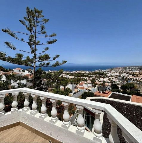 Bright apartment with ocean views in the Ocean View complex, in San Eugenio Alto. The property is sold renovated and fully furnished (two new beds still on the way), ready to move in or to generate income through vacation rentals. It consists of a br...