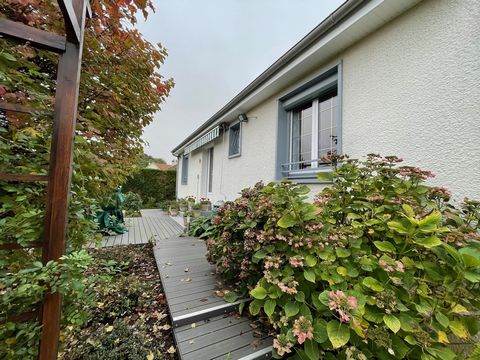 Découvrez cette maison lumineuse et impeccablement entretenue, située à Artenay, dans le Loiret. Profitez d’un cadre de vie paisible avec un jardin sans vis-à-vis et de nombreuses prestations modernes. Caractéristiques principales : Surface habitable...