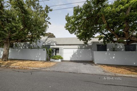 Une maison qui capture l’esprit vibrant des années 1980 tout en célébrant l’attrait de la lumière naturelle et des proportions familiales, ce joyau lumineux et accueillant offre un style de vie inspiré près de Ferndale Park et de la culture florissan...