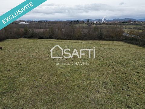 Située à Saint-Gaudens, parcelle constructible de 2001m2, terrain plat. Parcelle bornée et viabilisée. Vue sur les Pyrénées. Exposition Sud. Située à 3mins en voiture de toutes commodités (Ecole, commerces, hôpital). Parcelle rouge sur le plan. Les i...