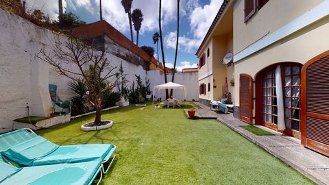 Great villa in the MONTELUZ Urbanization in Tafira, next to the Canary Garden and very close to the University Campus, as well as different Educational Centers, both Private Bilingual and Public del Fondillo. It also has a few minutes supermarkets an...