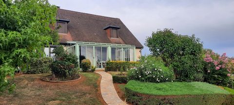 Idéalement située et ensoleillée, plantée au cœur d'un magnifique jardin fleuri, cette belle et grande maison de 9 pièces propose une surface totale de 219 m2 habitable. On y entre par une belle véranda ouvrant sur un coin barbecue; passé la porte vi...