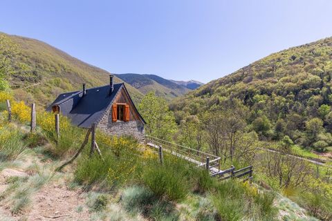 !! EXCLUSIVITY!! LA CLÉ DES PYRENEES offers you this charming renovated barn on a unique location, nestled in the peaceful hamlet of Ys, in the heart of the Bareilles valley. This magnificent building, bathed in light thanks to its south-east exposur...