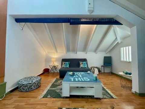 Appartement duplex T3+mezzanine meublé de 98m2 (toutes surfaces incluses) situé en ville proche de la Marina en excellent état : il est prêt à emménager ou à louer. Composé d'une entrée avec de nombreux rangements et un débarras, de 2 chambres climat...