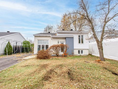 Lumineuse propriété, située dans un quartier recherché et homogène de Blainville. Avec ses 2 chambres à l'étage et ses 2 chambres au sous-sol, chaque membre de la famille aura un espace personnel confortable. À l'extérieur, la cour aménagée est parfa...